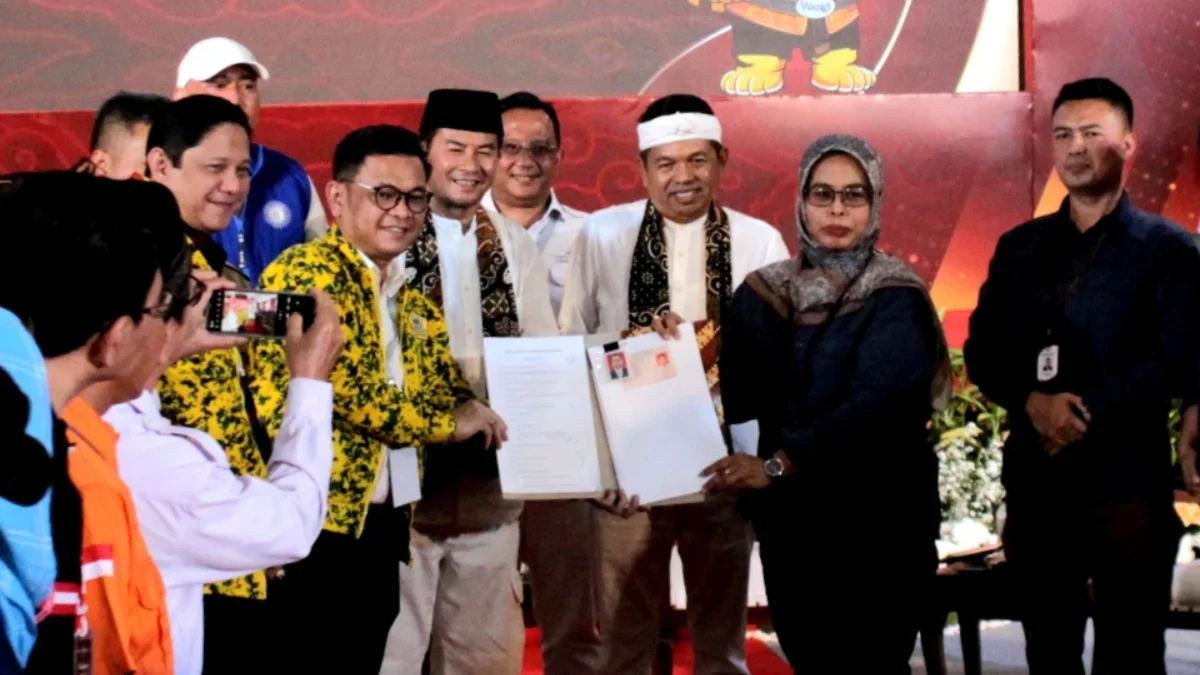 Dedi Mulyadi dan Erwan Setiawan Pasangan Pertama yang Daftar ke KPU Jabar, Diiringi Kirab Budaya