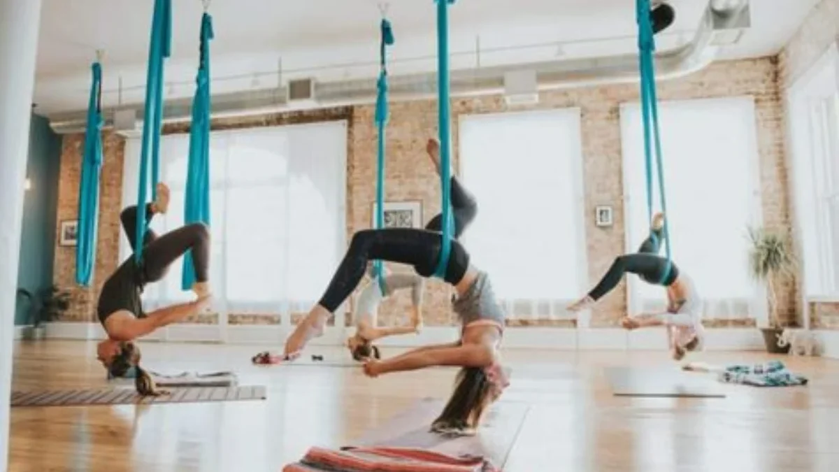 Bukan Hanya untuk Acro, Berikut 5 Manfaat Kesehatan Utama dari Aerial Yoga yang Harus Anda Ketahui!