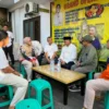 Warga Cianjur Grogi dan Bangga saat Sarapan Bareng Cagub Jabar Ahmad Syaikhu