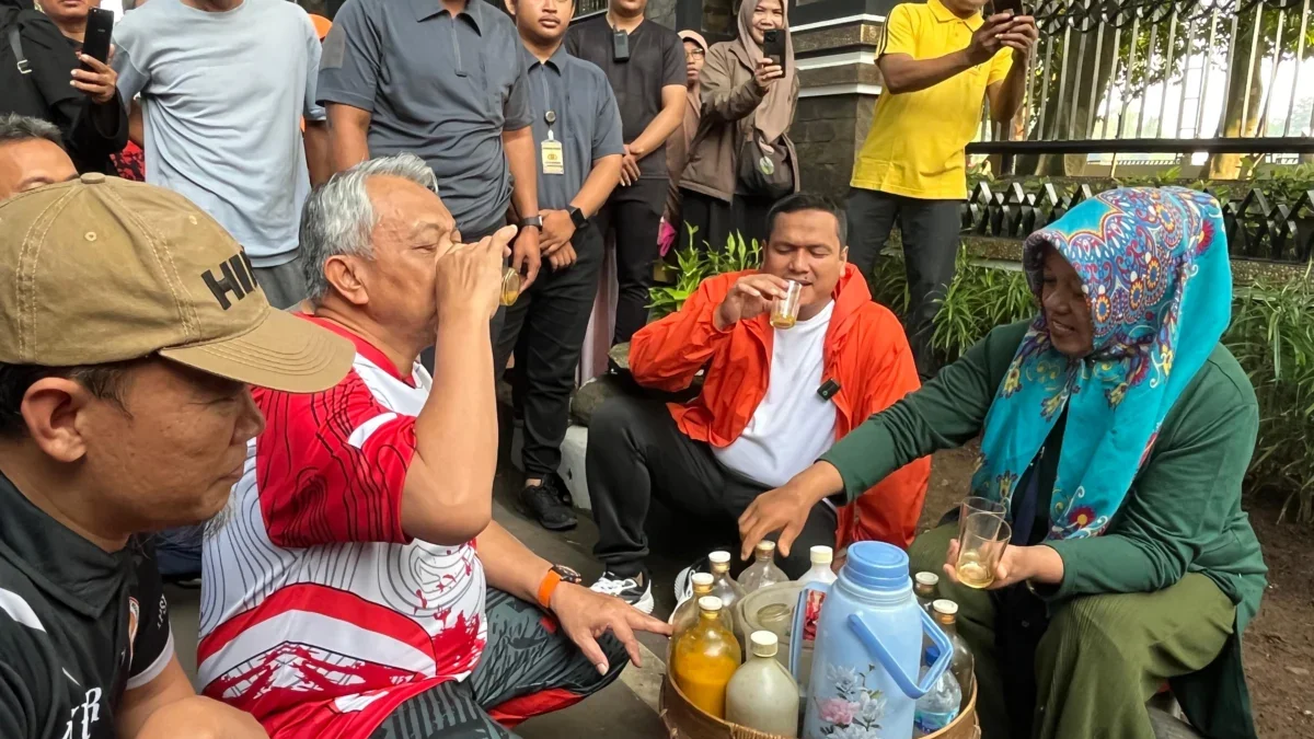 Cerita Pedagang Jamu di Purwakarta Dapat Rezeki Nomplok dari Ahmad Syaikhu.