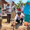 Effendi Edo dan Siti Farida Rosmawati Bantu Pembangunan Rumah Warga di Kelurahan Karya Mulya