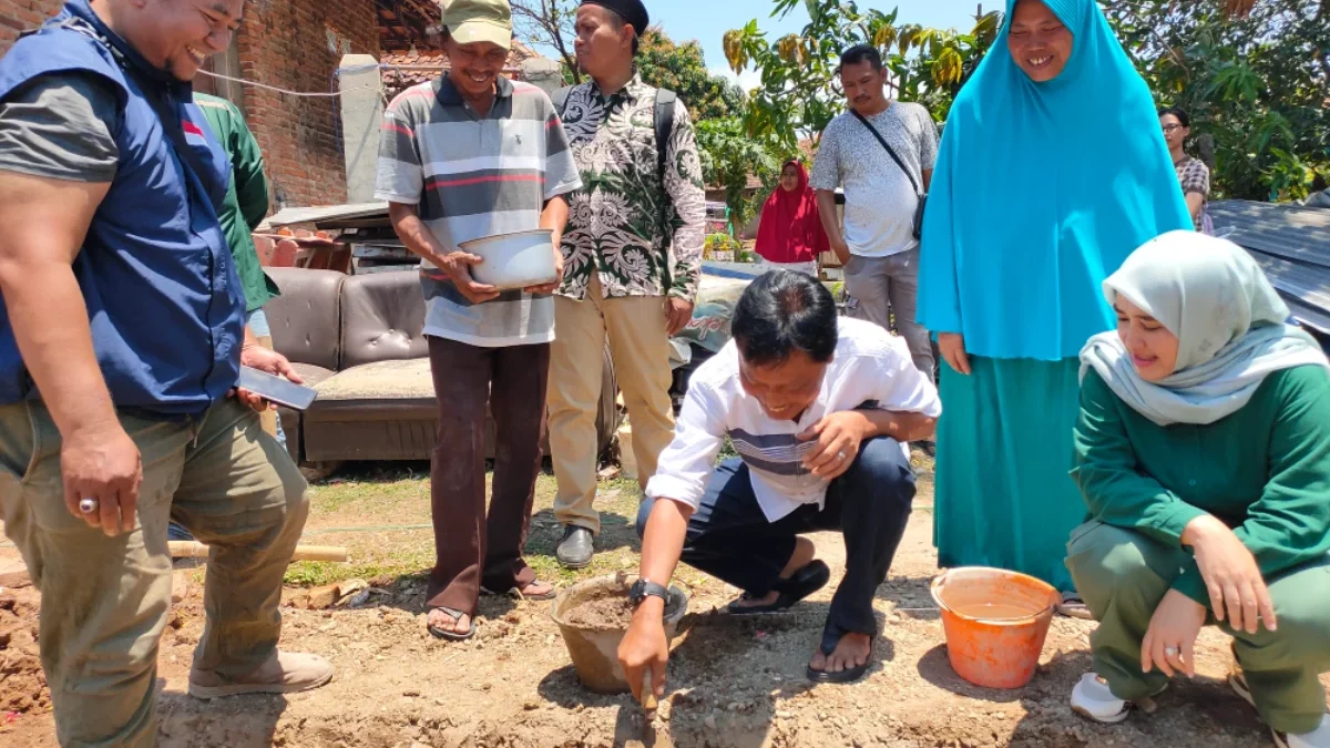 Effendi Edo dan Siti Farida Rosmawati Bantu Pembangunan Rumah Warga di Kelurahan Karya Mulya