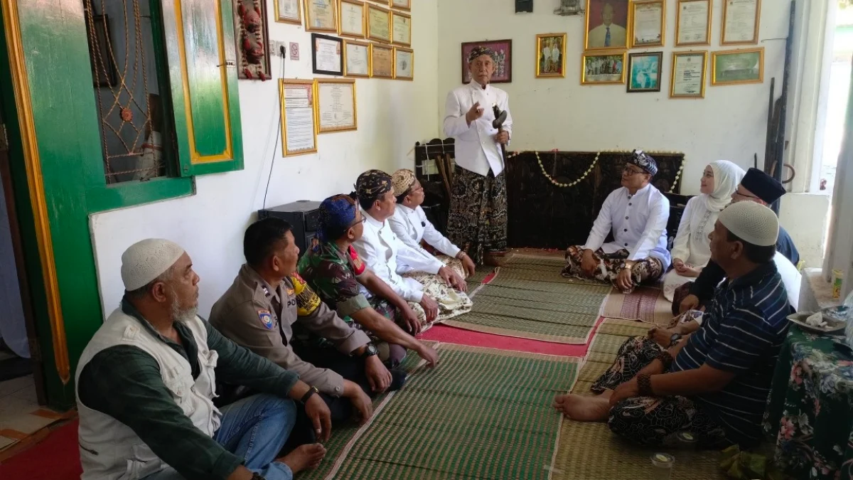 Dari Upacara Adat Penyucian Peti Sikuntul Peninggalan Pangeran Suryanegara, Bekas Airnya Jadi Rebutan Warga