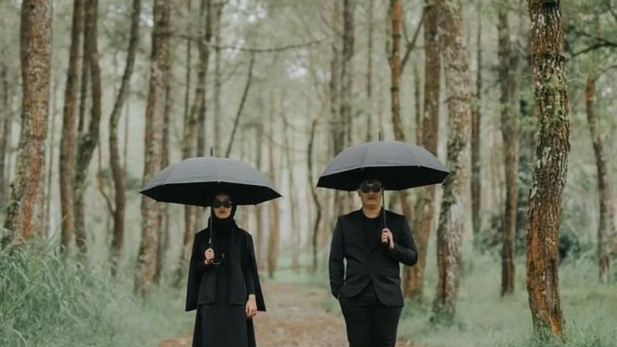 Inspirasi Prewedding dengan Baju Hitam yang Elegan, Glamour dan Fun!