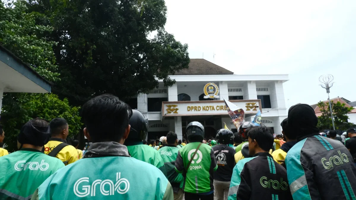 Dari Rumah Dinas Bupati hingga Gedung DPRD Kota Cirebon, Aliansi Ojek Online Cirebon Tuntut Kenaikan Komisi