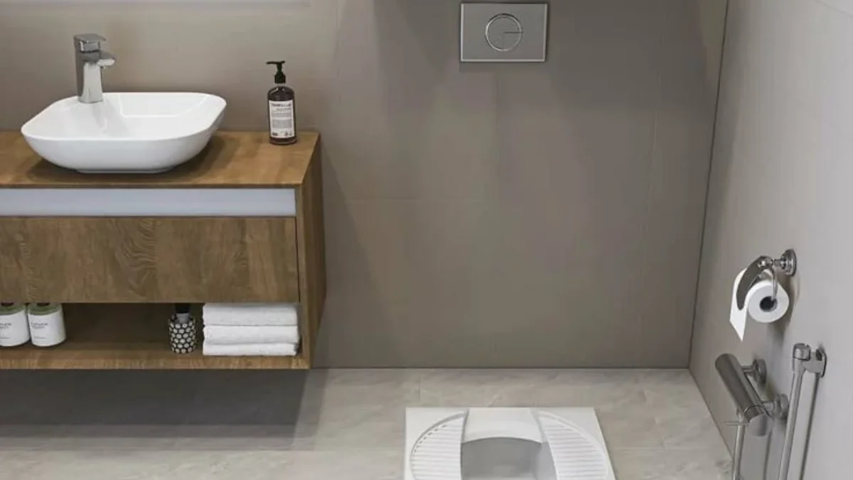 Inspirasi Desain Kamar Mandi Minimalis dengan Kloset Jongkok Tanpa Bak Mandi yang Modern