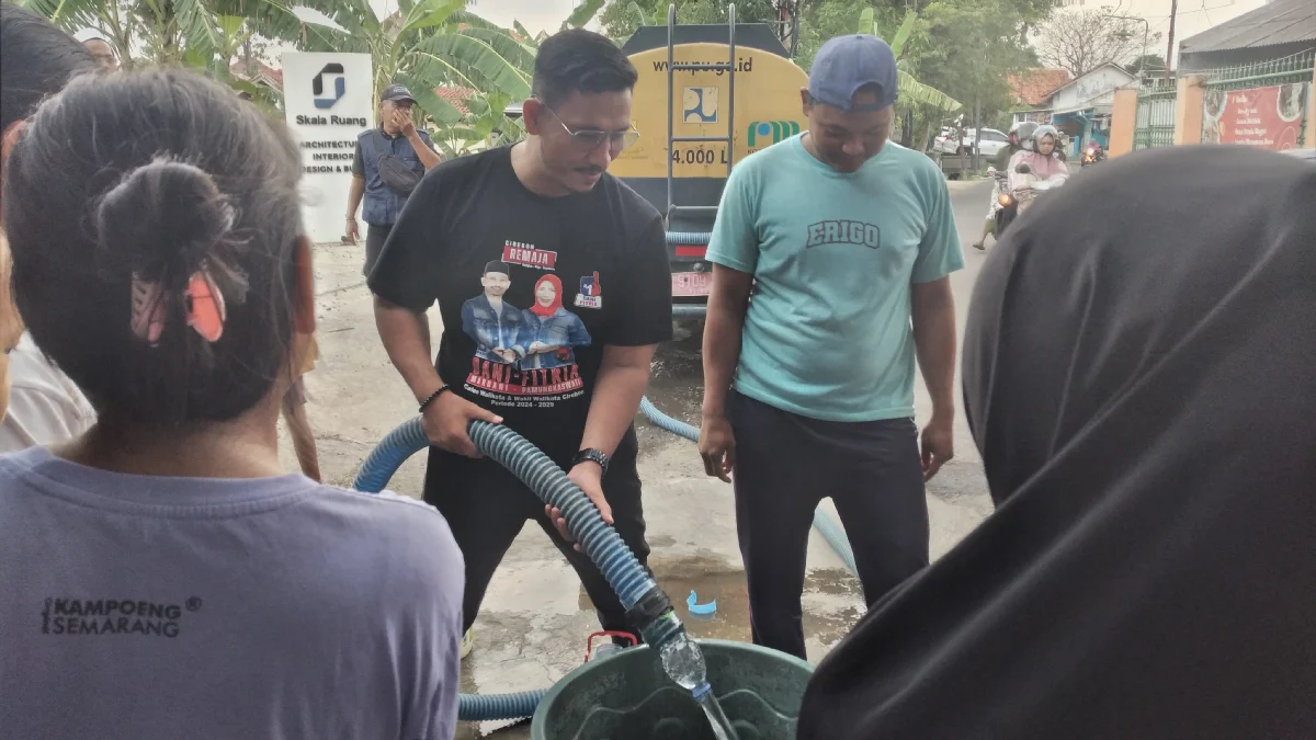 Calon Walikota Cirebon Nomor Urut 1 Dani Mardani Bagi-bagi Air Bersih di Majasem