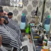 Calon Wakil Walikota Suhendrik Ketemu Kembarannya di Djawara Barbershop pas Potong Rambut Gratis