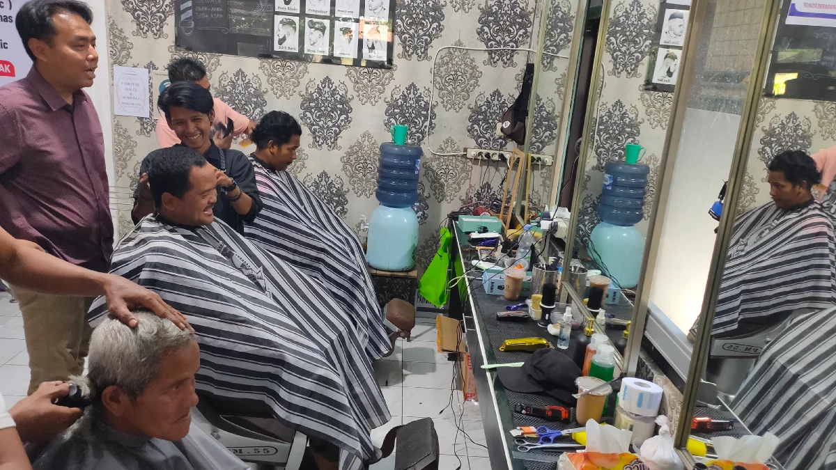 Calon Wakil Walikota Suhendrik Ketemu Kembarannya di Djawara Barbershop pas Potong Rambut Gratis