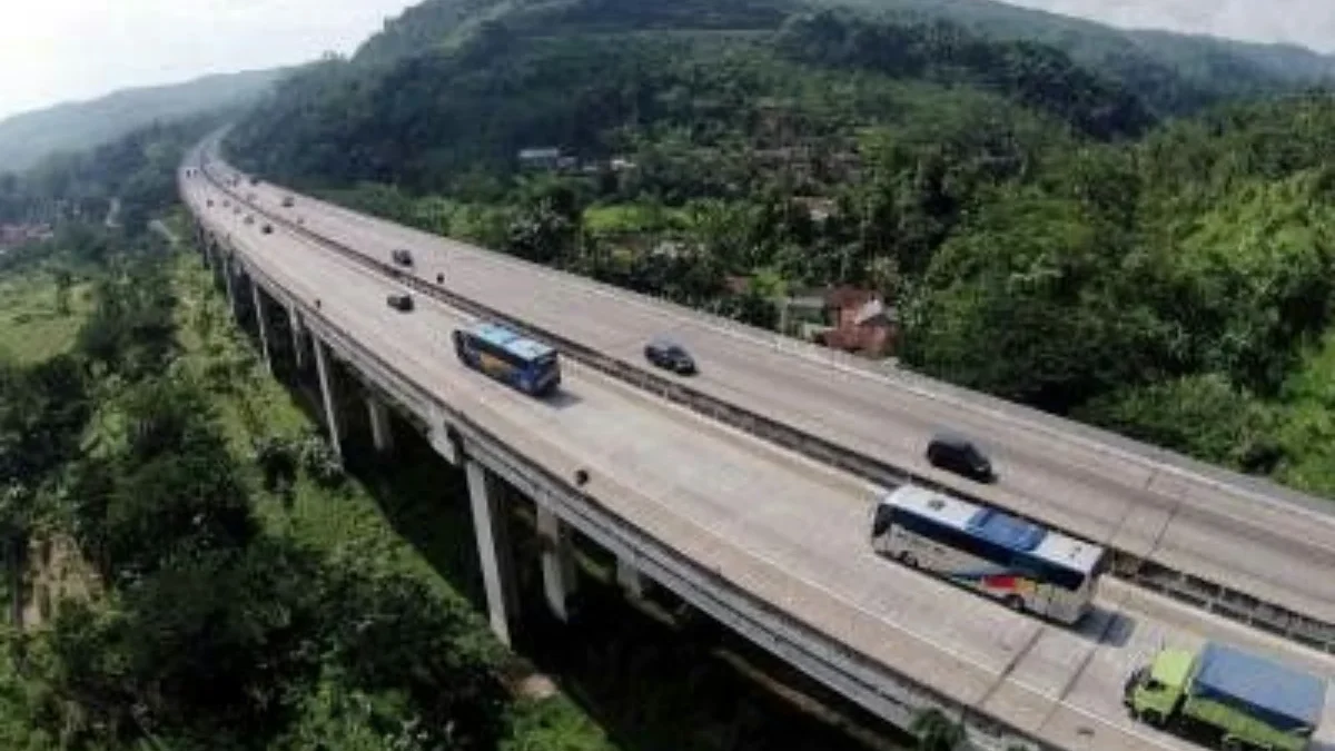 Mengapa Lane Hogger di Jalan Tol Berbahaya? Ini Penjelasan dan Solusinya!