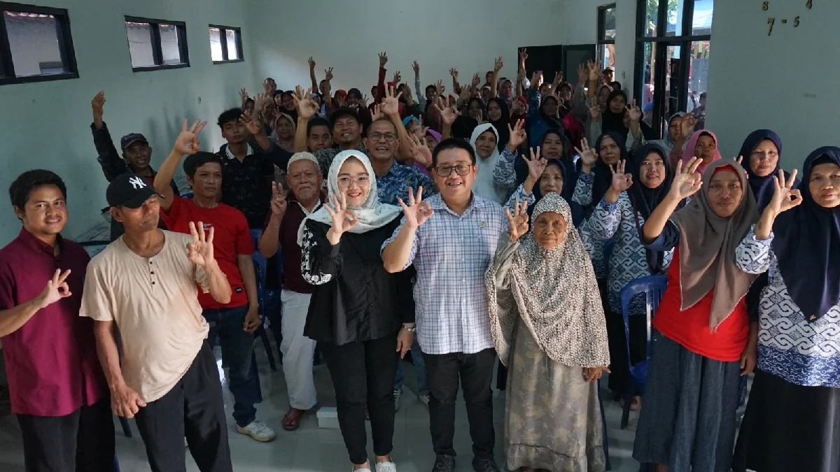 SILATURAHMI. Tim pemenangan pasangan IDOLA bersilaturahmi dengan warga di RW 18 Larangan Selatan.