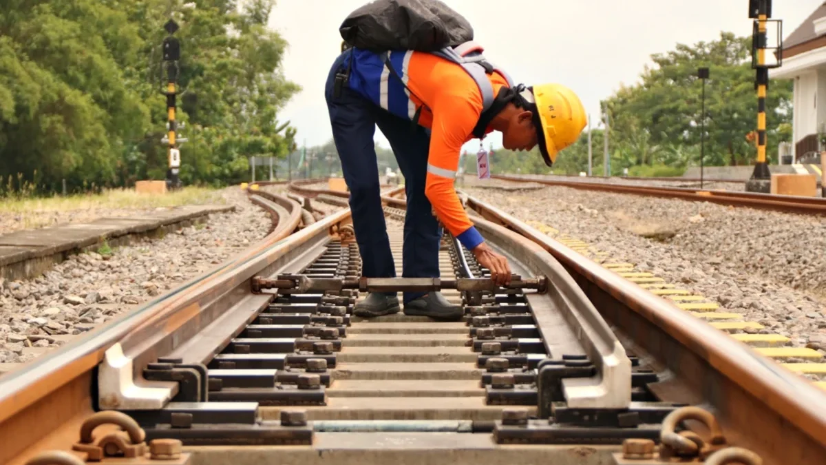 Petugas Pemeriksa Jalur Rela Jalan Kaki Susuri Rel Demi Pastikan Keselamatan Perjalanan Kereta Api