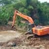 Antisipasi Banjir di Kota Cirebon, DPUTR Kota Cirebon Keruk Sedimentasi Sungai Cikalong