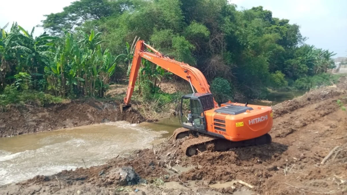 Antisipasi Banjir di Kota Cirebon, DPUTR Kota Cirebon Keruk Sedimentasi Sungai Cikalong