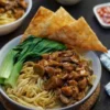 6 Rekomendasi Bakmi Ayam Kaki Lima Legendaris di Jakarta yang Wajib Dicoba