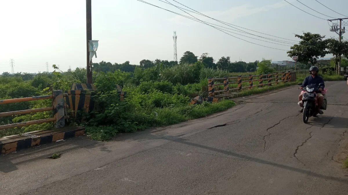 Warga Keluhkan Jembatan Terusan Kali Cikalong yang Rusak Berat