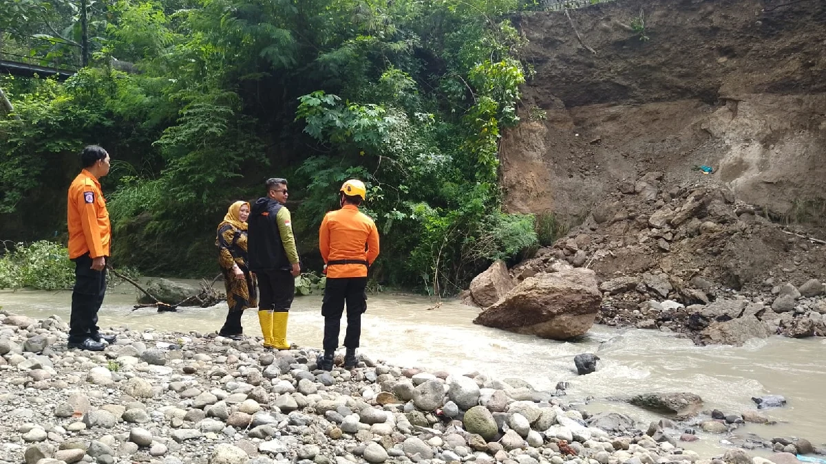 Senderan Sungai Benda Roboh akibat Longsor, DPRD Kota Cirebon Minta Penanganan Langsung