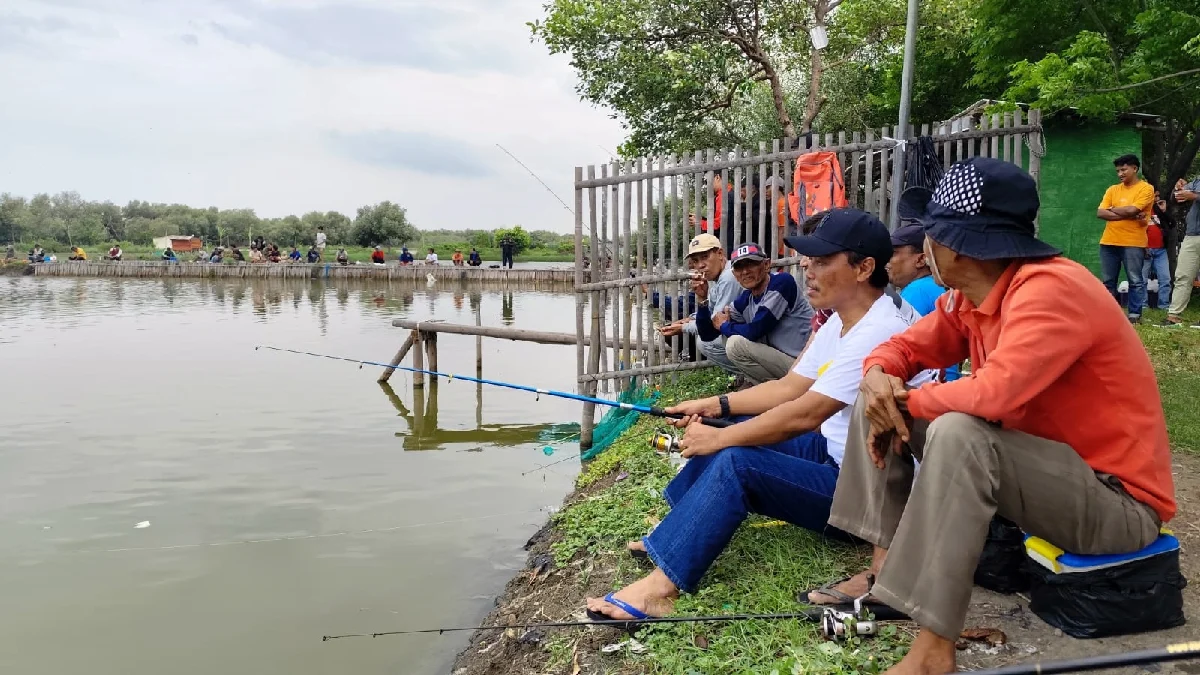 Walikota Cirebon Terpilih Effendi Edo Lebih Memilih Mancing Bersama Masyarakat saat Akhir Tahun 2024