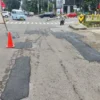 DPUTR Kota Cirebon Sudah Mulai Tambal Lubang di Jalan Cipto Mangunkusumo