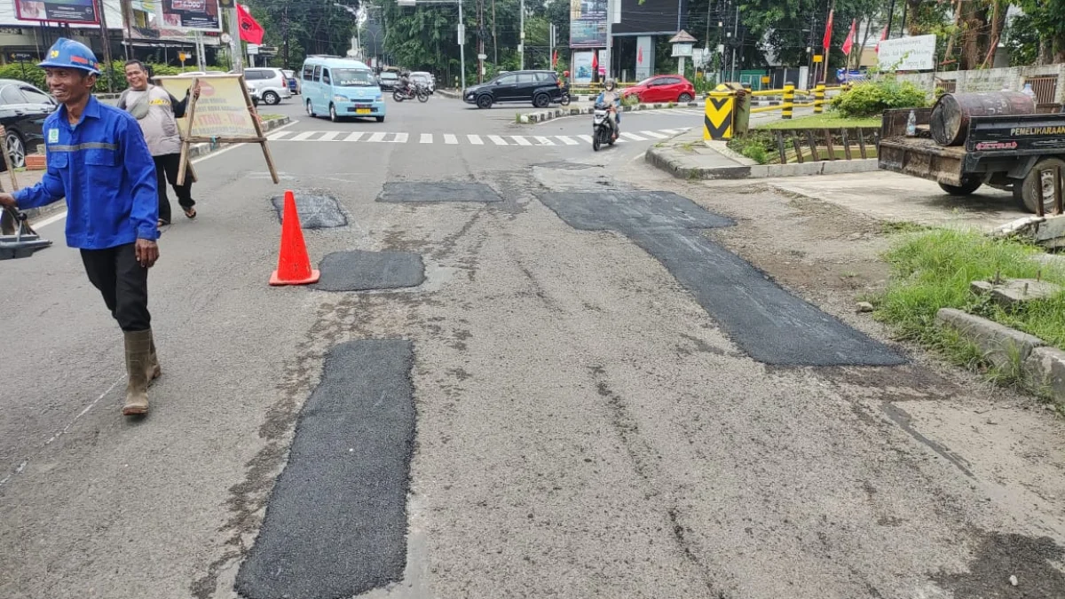 DPUTR Kota Cirebon Sudah Mulai Tambal Lubang di Jalan Cipto Mangunkusumo