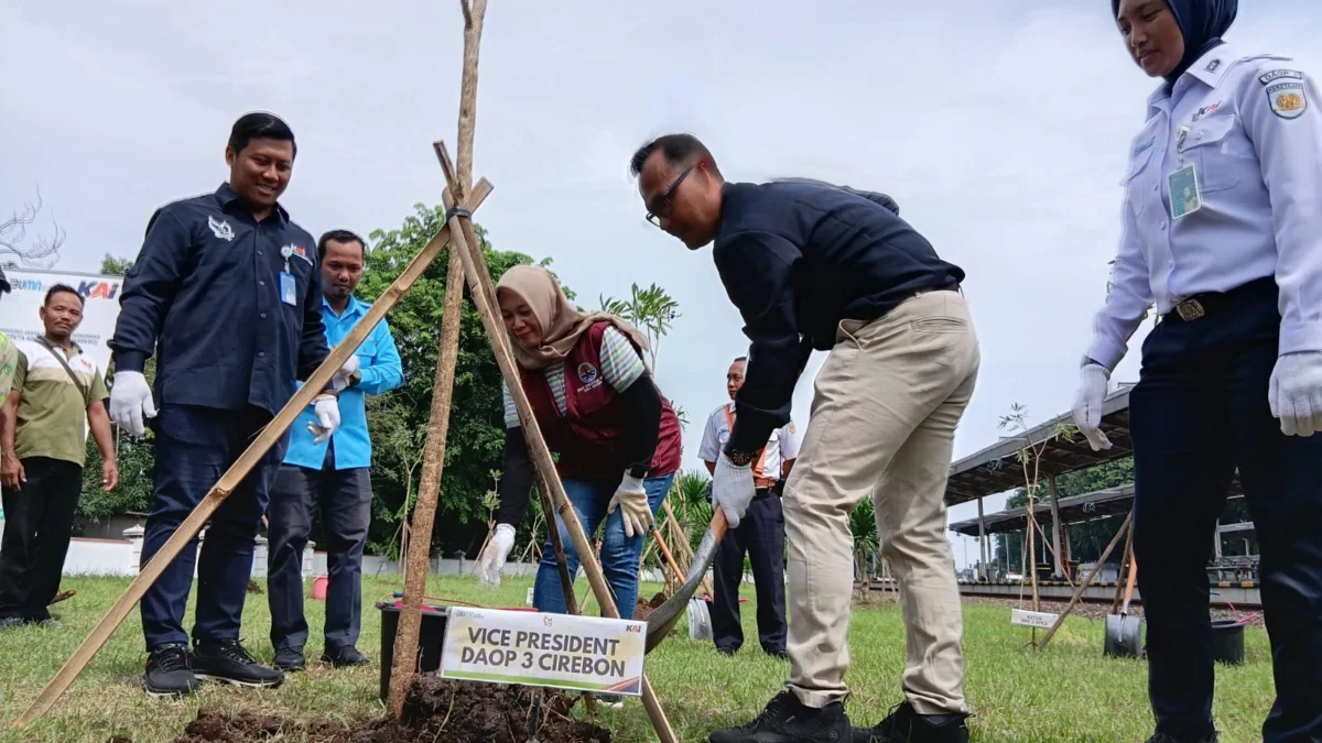 Daop 3 Cirebon Tanam Pohon untuk Wujudkan Stasiun Hijau dan Dukung Gerakan Penanaman Satu Juta Pohon