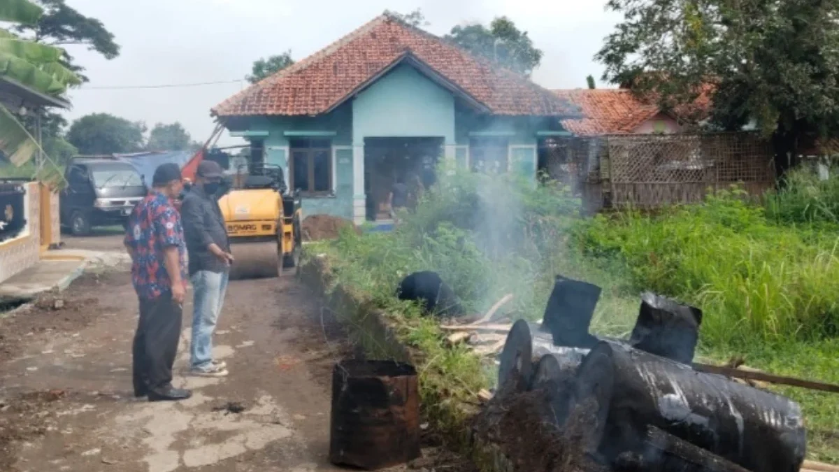 Waled Kota Cirebon Terima Program Bantuan Gubernur, Jalan Dua Dusun Kini Hotmik