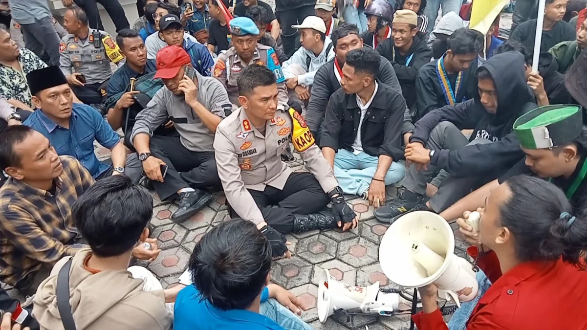 Mahasiswa Sampaikan 4 Tuntutan, Kapolres Cirebon Kota Buka Ruang Dialog untuk Menenangkan Massa