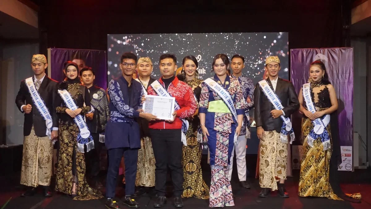 Farrel Juliano Raih Gelar Putra Batik Top Model Jawa Barat 2025, Siap Angkat Kekayaan Motif Batik Cirebon