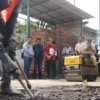 Proses Pengaspalan Jalan Ciremai Raya Dimulai, Wali Kota Cirebon Tinjau Langsung