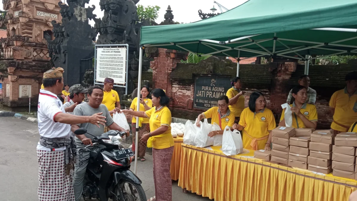 PHDI Ciayumajakuning Gelar Berbagi Takjil di Pura Agung Jati Pramana, Guna Menjaga Toleransi Umat Beragama