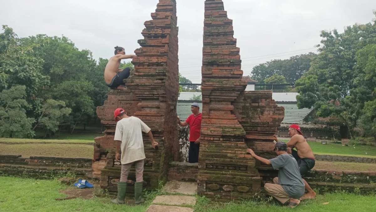 Goa Sunyaragi Cirebon Dibersihkan Menjelang Libur Lebaran, Harga Tiket Masih Sama