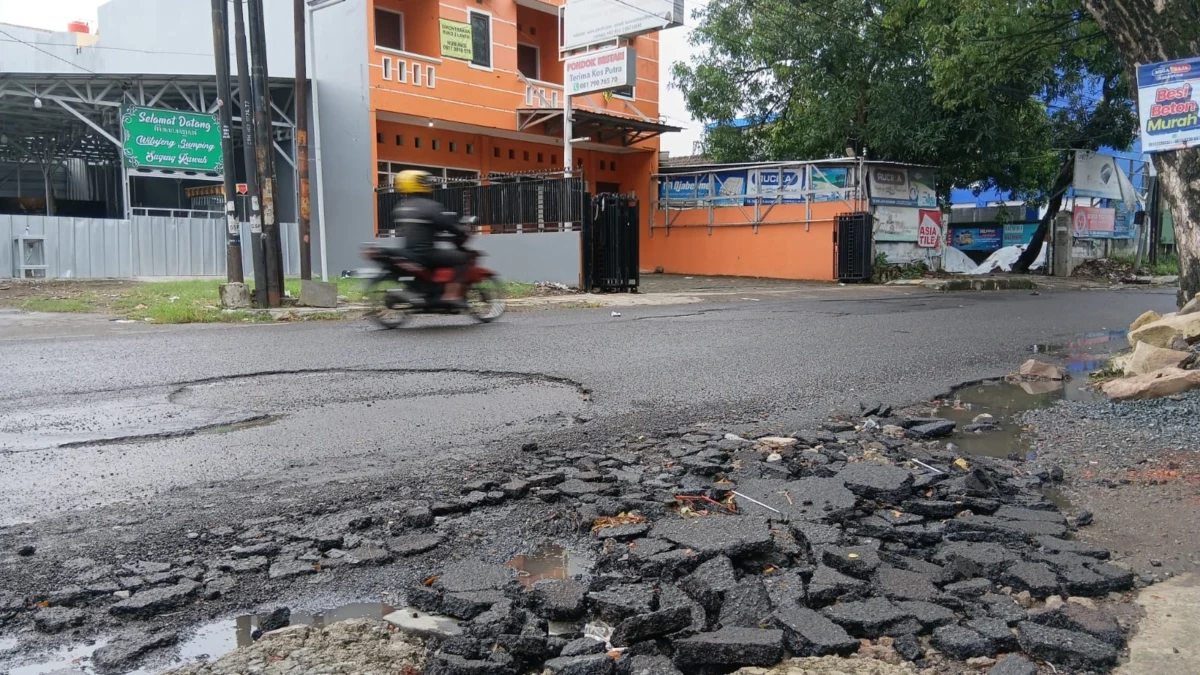 DPRD Kota Cirebon Soroti Kerusakan Aspal di Jalan Perjuangan yang Meningkatkan Risiko Kecelakaan