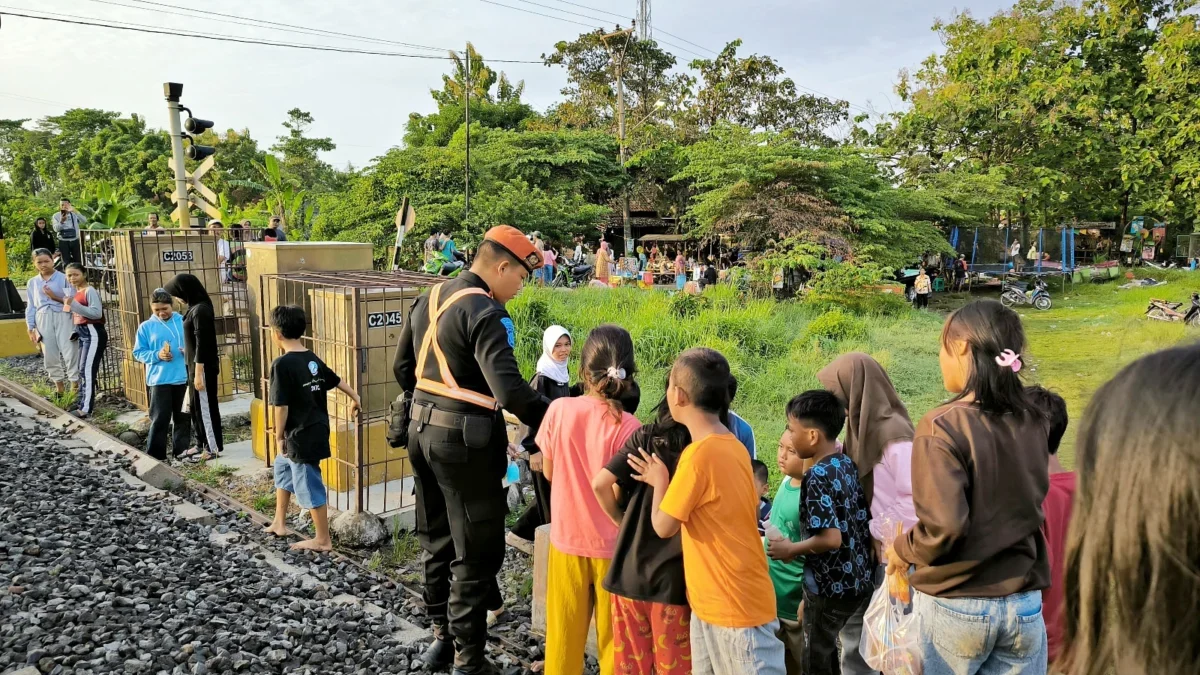 Ngabuburit di Sekitar Rel Kereta Api, PT KAI Cirebon Tegaskan Larangan Tindak Pidana