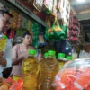 Kelangkaan Minyak Goreng Kemasan Botol di Kota Cirebon, Pedagang Tidak Tahu Penyebabnya