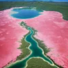 5 Danau Paling Aneh di Dunia, Salah Satunya Bisa Meledak dan Berubah Warna Pink