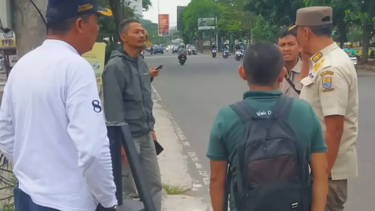 Langgar Aturan, Vendor Reklame Neon Box di Cirebon Ditegur hingga Didenda