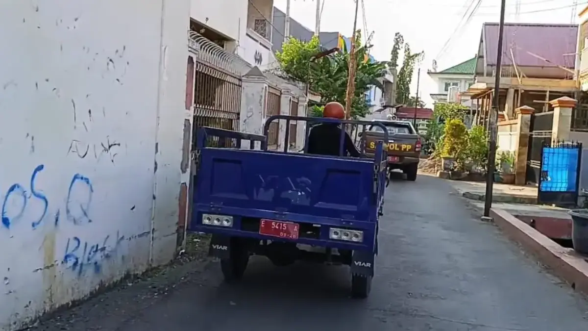 Satpol PP Kota Cirebon Sita Hadiah Juara Lomba RW Bersih Tingkat Kota Cirebon Jadi Pembawa Sampah Liar