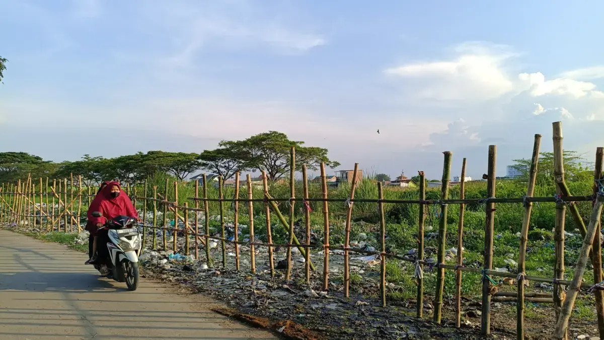 Warga dan Lurah Kesenden Bersatu Tangani Sampah Liar Lewat Pemagaran dan Pengawasan Ketat