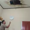 2 Orang Jadi Korban Akibat Atap Kantor Kecamatan Gebang Ambrol