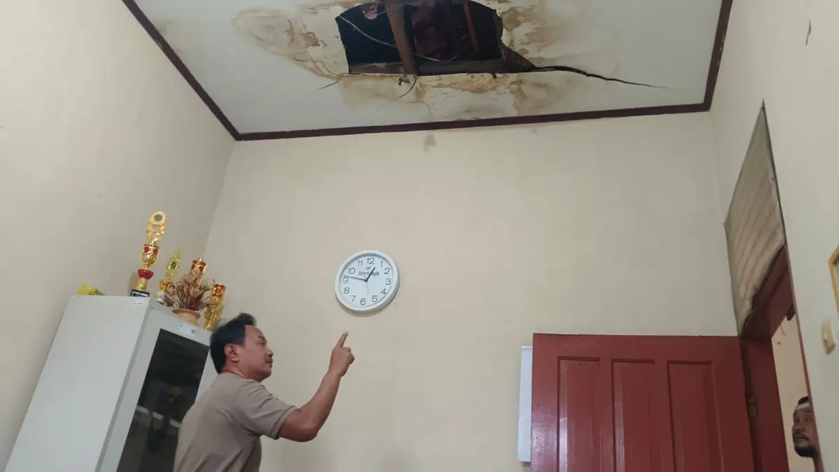 2 Orang Jadi Korban Akibat Atap Kantor Kecamatan Gebang Ambrol