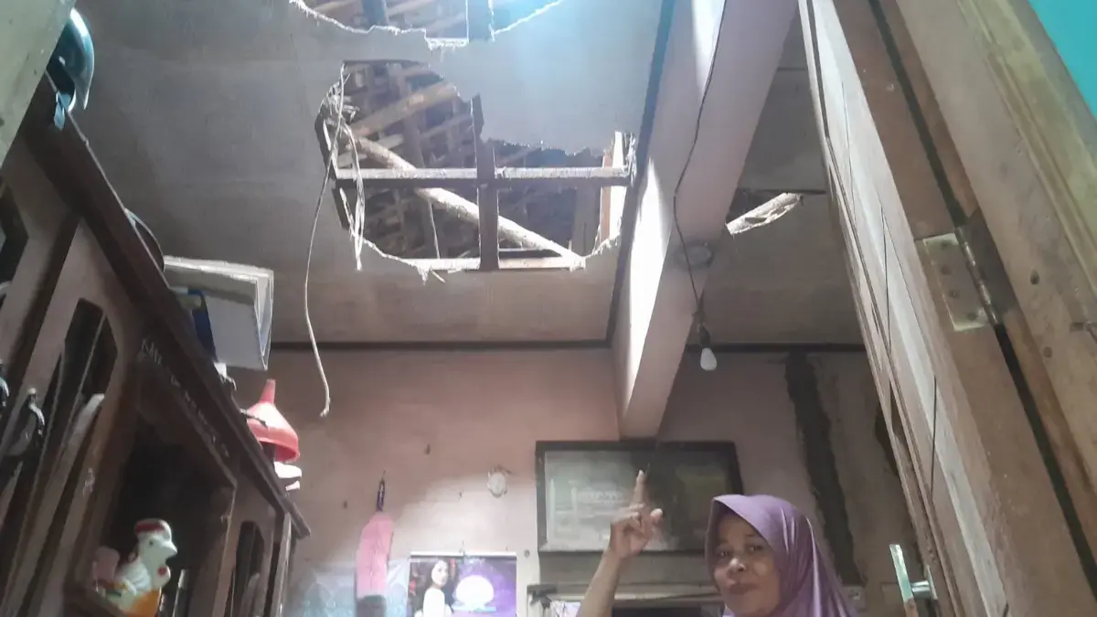 Atap Rumah Warga Argasunya Roboh, Ibu Sundari Terpaksa Mengungsi di Luar Rumah Sambil Tunggu Bantuan