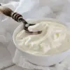 Suka Nyemil Malam Hari? Coba Greek Yogurt, Rahasia Tidur Nyenyak dan Turun Berat Badan Sekaligus!