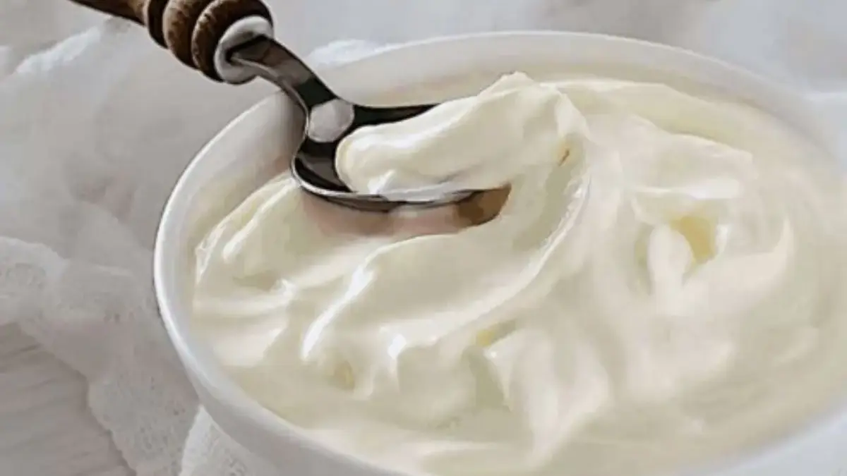 Suka Nyemil Malam Hari? Coba Greek Yogurt, Rahasia Tidur Nyenyak dan Turun Berat Badan Sekaligus!