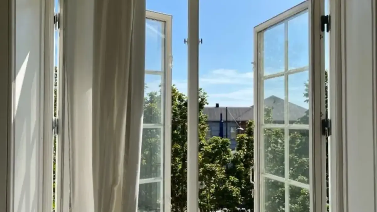 Rahasia Rumah Sejuk dan Penuh Berkah, Rekomendasi 5 Model Jendela Kamar Minimalis ala Gaya Islami!