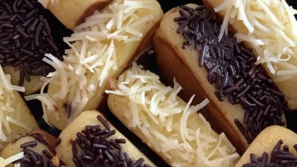 Resep Kue Pukis dengan Taburan Keju dan Coklat Diatasnya yang Meleleh 