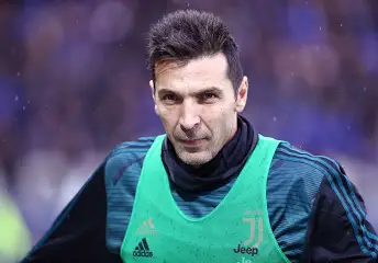7 Pemain Top Dunia yang Ternyata Perokok, Buffon ternyata perokok?