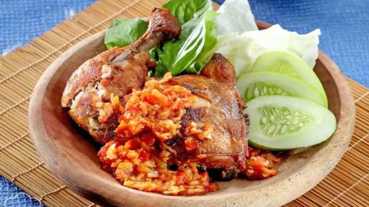 Resep Ayam Penyet Sambal Terasi Pedas yang Bikin Nagih!
