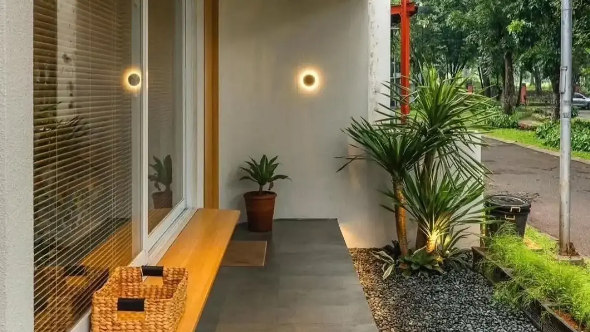 Teras Rumah Panjang ke Samping Lagi Hits! Cek Desainnya Biar Rumahmu Tambah Adem