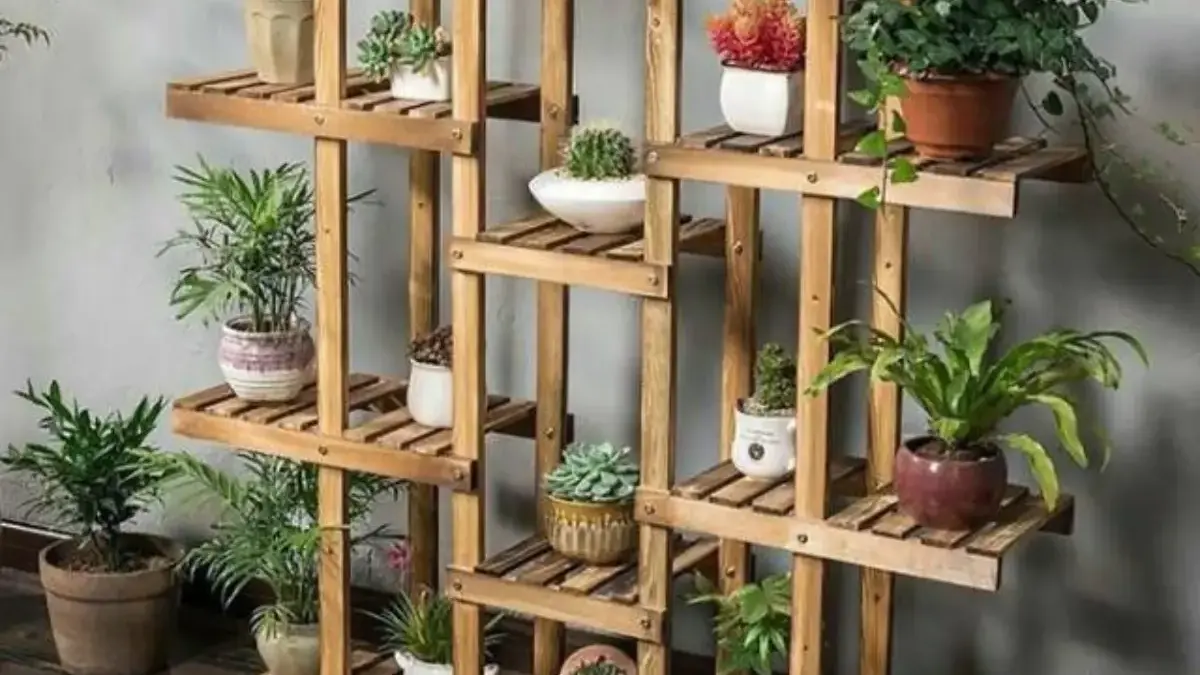 Punya Banyak Tanaman Tapi Lahan Sempit? 10 Rak Bunga Kayu Ini Bikin Koleksimu Rapi dan Instagramable!