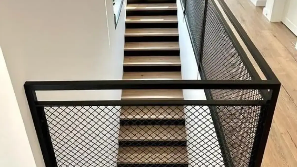 8 Inspirasi Model Railing Tangga Besi Hollow yang Simpel dan Estetik